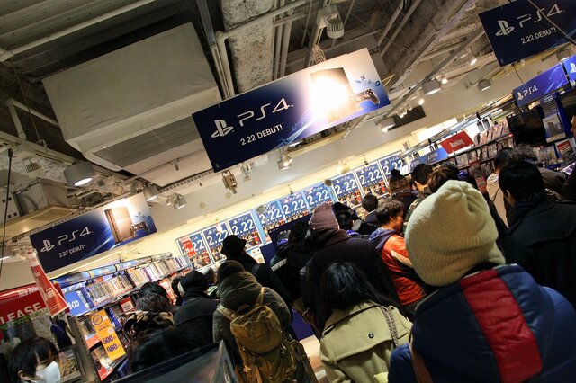 【PS4発売特集】たくさんの笑顔がここに集まりました　― 渋谷量販店でも7時から販売スタート！70人のユーザーが全員でカウントダウン