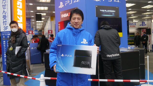 【PS4発売特集】ビックカメラ有楽町店では厳しい寒さの中40名前後の列、河野プレジデントも視察