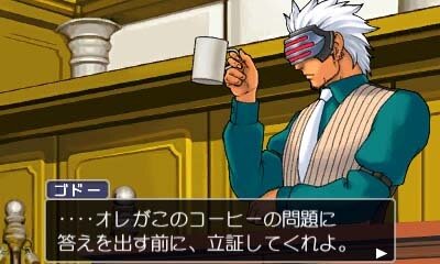 コーヒーを手に出廷する謎の新人検事