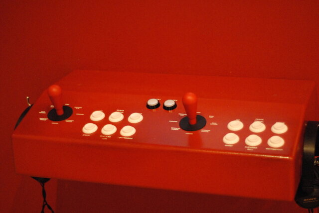 筐体のスティック。やや操作し辛かった。