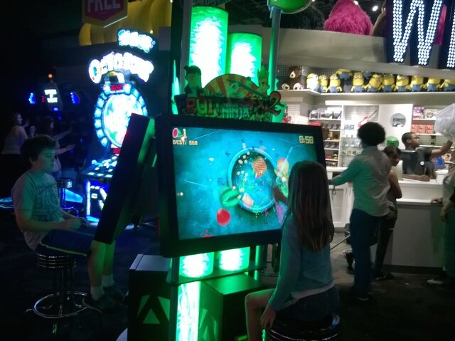 『Fruit Ninja』をプレイする子供達