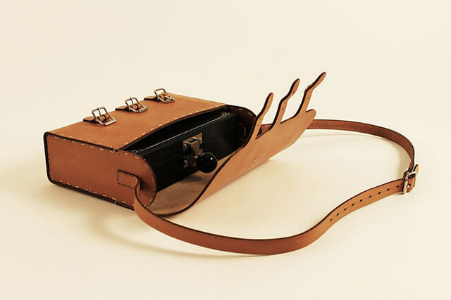 スウェーデンのクラフトマンが創る、天然素材使用の高級携帯ゲーム機