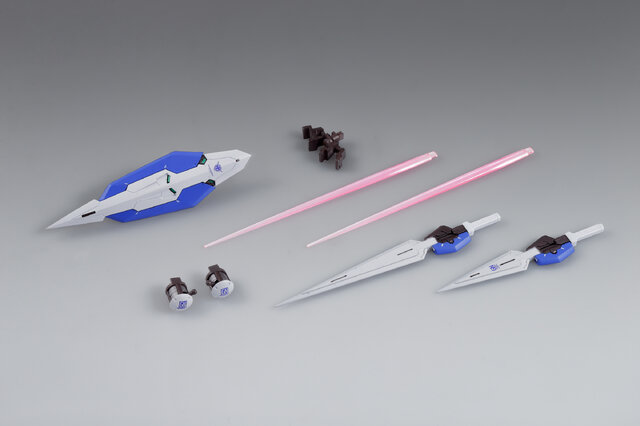 METAL BUILD 「ガンダムアヴァランチエクシア」は通常版の他、装備一式がもう1セット付属するデラックス版も発売