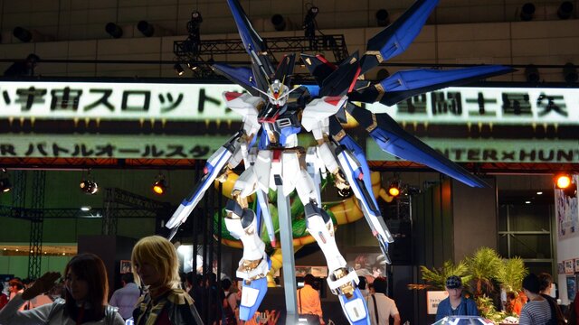 Tgs 14 バンダイナムコのブースは豪華絢爛 ガンダムもゴジラも神龍もコスプレイヤーも インサイド