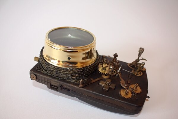 スチームパンク風にデコレーションされたゲームボーイカラーが幻想的