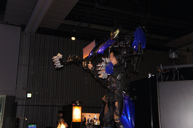 巨大ロボットに乗る気分を満喫できるメカニカルスーツ「スケルトニクス」