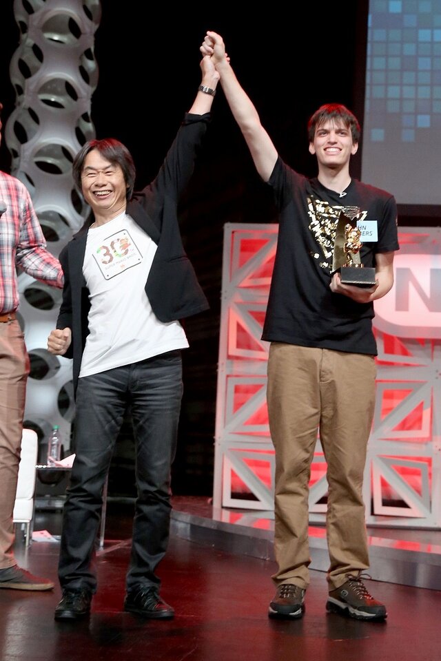 【E3 2015】「任天堂ワールド・チャンピオンシップ2015」優勝はJohn Goldberg氏・・・宮本茂氏からトロフィーが授与