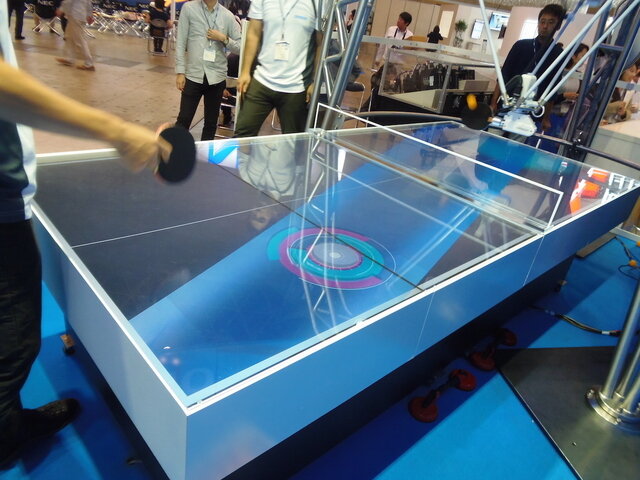 新たに開発した卓球台。ディスプレイ上にロボットが返球した球の方向や着地位置を表示し、プレイヤーをアシストしてくれる