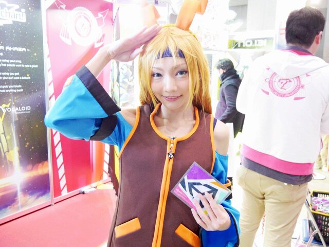 【レポート】「コミケ89」企業ブースのコスプレイヤー写真を一挙130枚！胸元の空いたコスプレイヤーも