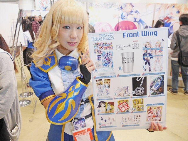 【レポート】「コミケ89」企業ブースのコスプレイヤー写真を一挙130枚！胸元の空いたコスプレイヤーも