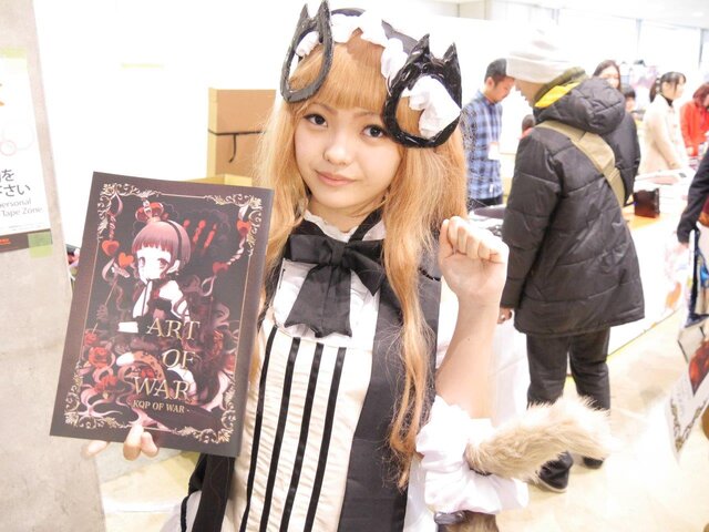 【レポート】「コミケ89」企業ブースのコスプレイヤー写真を一挙130枚!胸元の空いたコスプレイヤーも