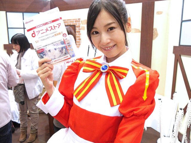 【レポート】「コミケ89」企業ブースのコスプレイヤー写真を一挙130枚!胸元の空いたコスプレイヤーも