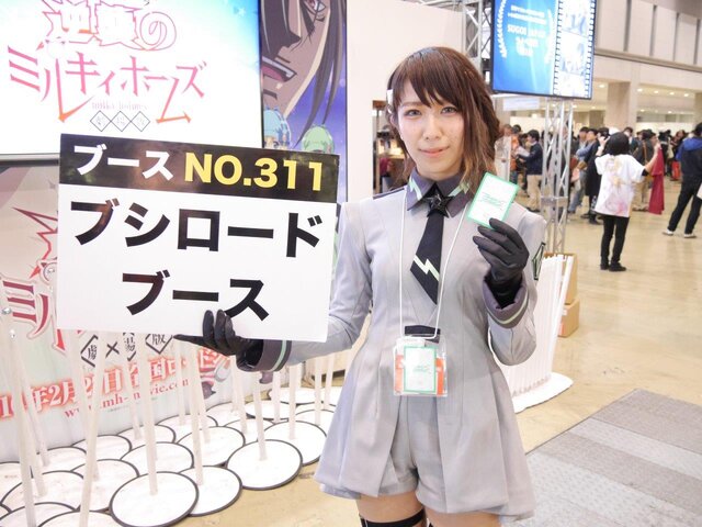 【レポート】「コミケ89」企業ブースのコスプレイヤー写真を一挙130枚！胸元の空いたコスプレイヤーも