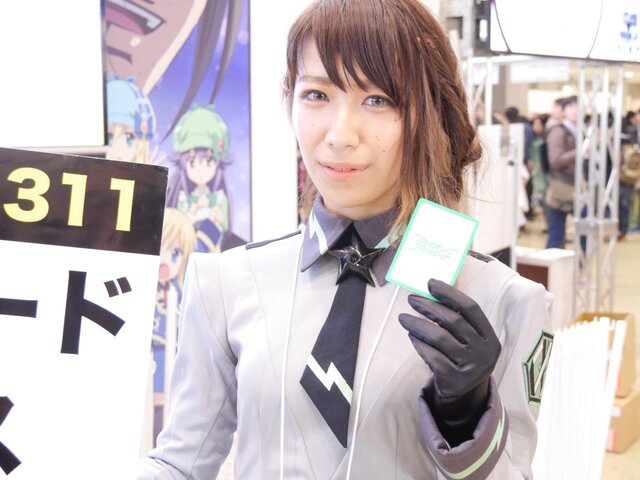 【レポート】「コミケ89」企業ブースのコスプレイヤー写真を一挙130枚!胸元の空いたコスプレイヤーも