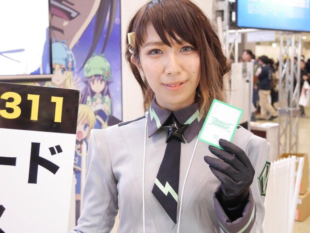 【レポート】「コミケ89」企業ブースのコスプレイヤー写真を一挙130枚！胸元の空いたコスプレイヤーも