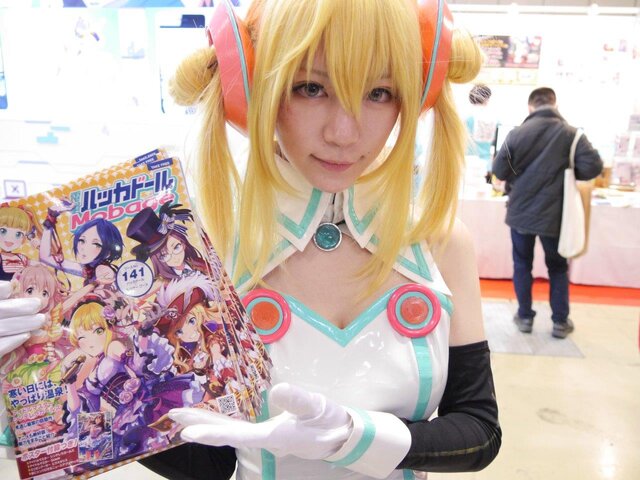 【レポート】「コミケ89」企業ブースのコスプレイヤー写真を一挙130枚！胸元の空いたコスプレイヤーも