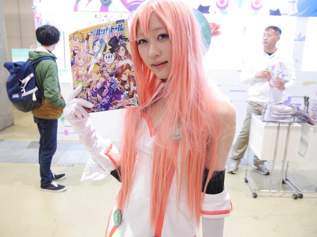 【レポート】「コミケ89」企業ブースのコスプレイヤー写真を一挙130枚！胸元の空いたコスプレイヤーも