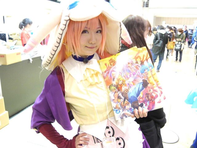 【レポート】「コミケ89」企業ブースのコスプレイヤー写真を一挙130枚！胸元の空いたコスプレイヤーも