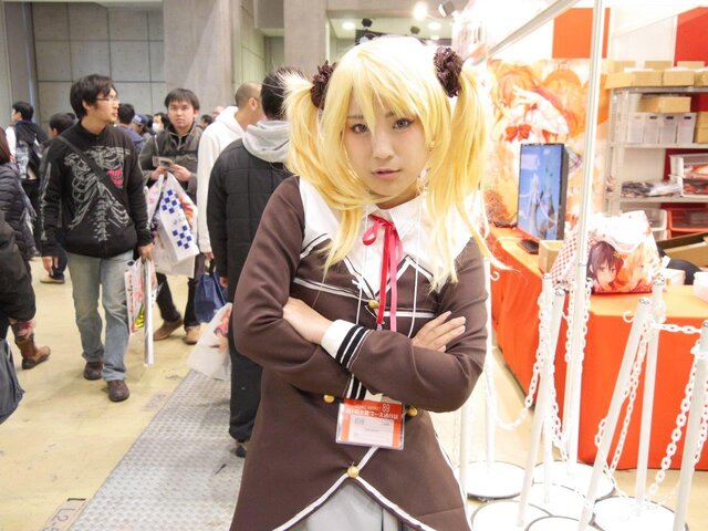 【レポート】「コミケ89」企業ブースのコスプレイヤー写真を一挙130枚！胸元の空いたコスプレイヤーも