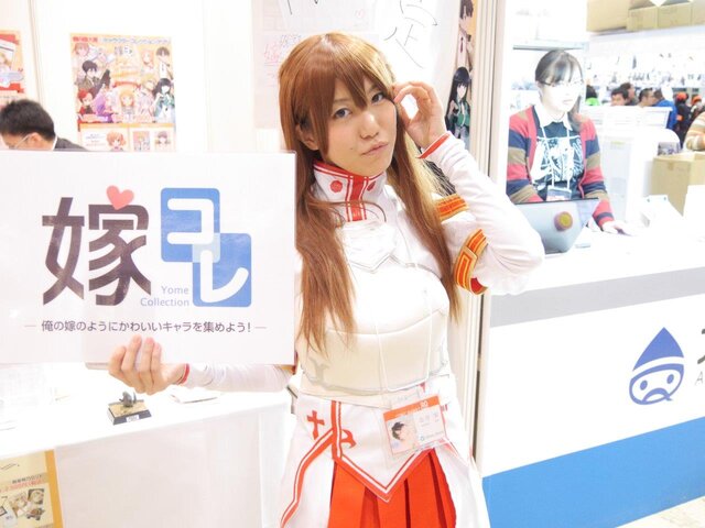 【レポート】「コミケ89」企業ブースのコスプレイヤー写真を一挙130枚!胸元の空いたコスプレイヤーも