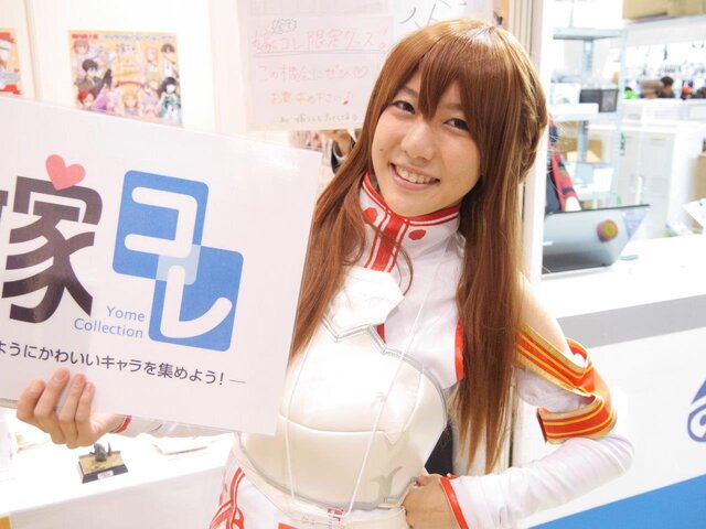【レポート】「コミケ89」企業ブースのコスプレイヤー写真を一挙130枚！胸元の空いたコスプレイヤーも