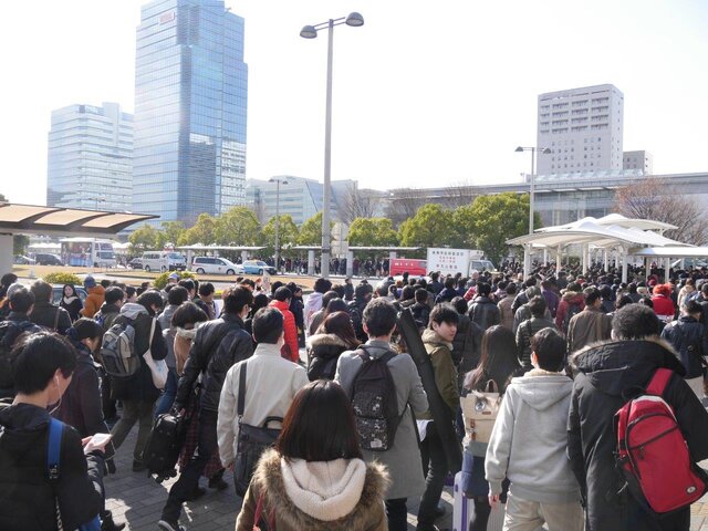 国際展示場駅の駅前はこの混雑ぶり（12月31日11:15撮影）