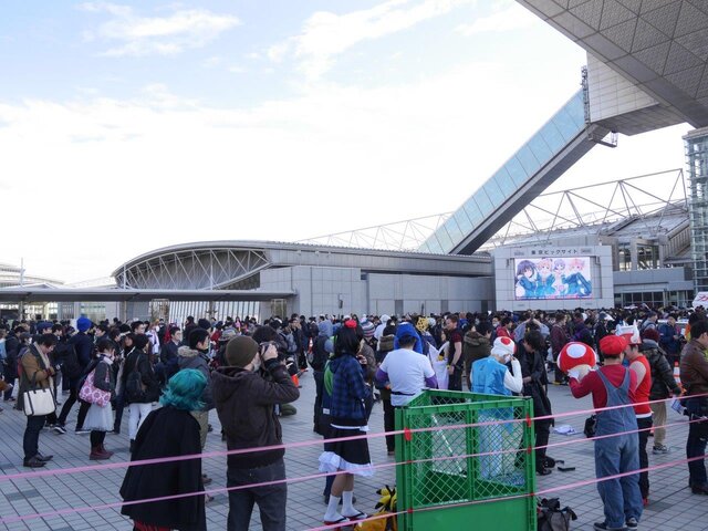 会場入口横のコスプレ撮影エリアの様子（12月31日11:30撮影）