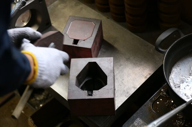 ガンダム&シャアザクが「錫製ぐいのみ」に!ひとつずつ職人の手造りで制作