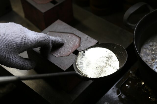 ガンダム＆シャアザクが「錫製ぐいのみ」に！ひとつずつ職人の手造りで制作