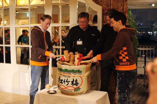 「Unite 2015 Tokyo」で鏡開きをして祝う開発チーム