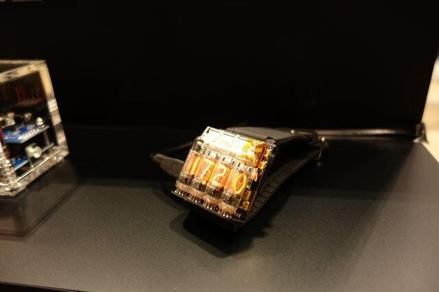 【WF2016冬】「ニキシー管搭載スマートウォッチ」だと…！？GPS時計も出展