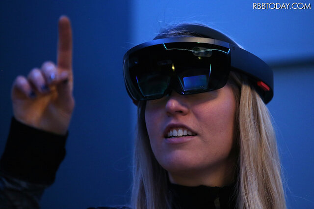 Microsoftのヘッドマウントディスプレイ「HoloLens」（c）Getty Images