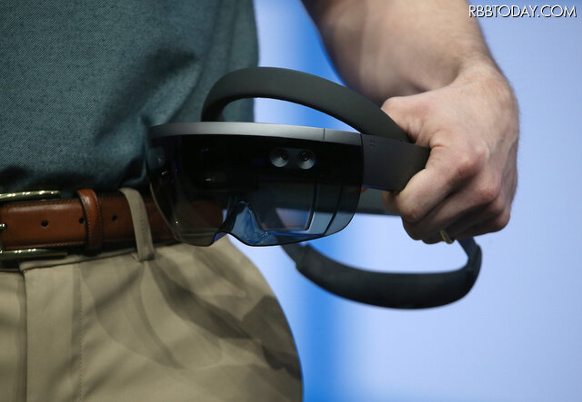 Microsoftのヘッドマウントディスプレイ「HoloLens」（c）Getty Images