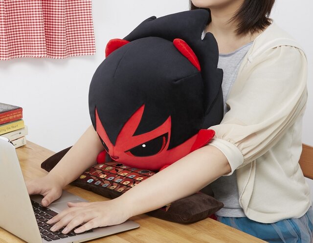 Show By Rock シンガンクリムゾンズのクロウがpcクッションに 他メンバーもアームレストに登場 インサイド