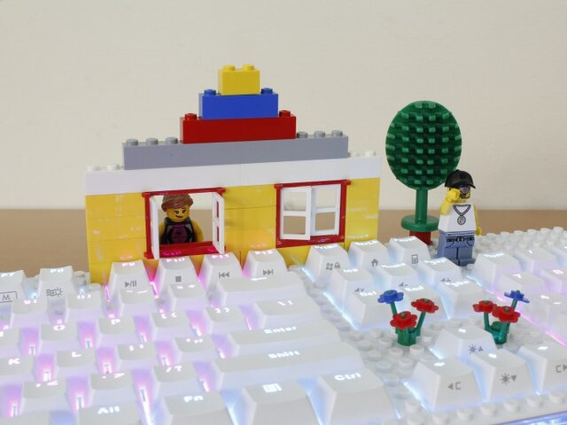 市販ブロックでデコれる「USBゲーミングキーボード」登場、キーはLEDで光る仕様