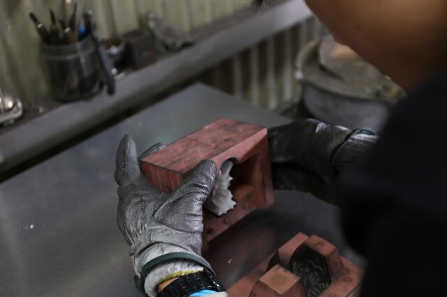 ウルトラ怪獣の「バルタン星人」「ダダ」が錫製ぐいのみに！職人がひとつひとつ手作り