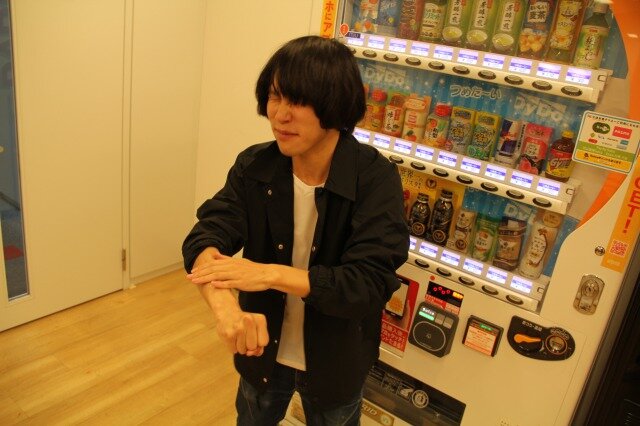 【特集】あの有名コスプレイヤーが草薙京に？！『ザ・キング・オブ・ファイターズD ~DyDo Smile STAND~』のガチャをガチンコ再現！