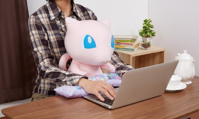 ポケモン Pcクッションシリーズ最新作は ミュウ アームレストには ニャスパー や スターミー もデザイン インサイド
