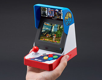 NEOGEO mini」周辺機器をチェック! 専用コントローラーや本体に貼る