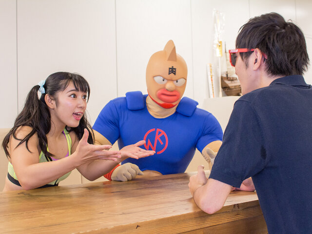 「キン肉マン海の家」1日店長の才木玲佳が編集部を訪問！夏バテ空気をミドルキックでノックアウト！