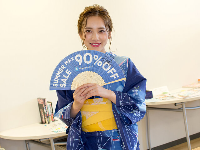 溢れ出る清涼感！「PS Storeサマーセール」アンバサダー・都丸紗也華さんが扇子で夏の暑さを“90％OFF”に!?