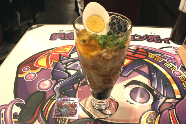 パフェのような…うどん！？セガ『共闘ことばRPG コトダマン』コラボカフェのメニューを試食！