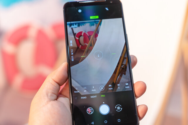 ASUS新型ゲーミングフォン「ROG Phone2」が世界最高峰な6つの理由！“やり過ぎ”な充実機能に心躍る