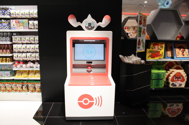 渋谷らしさ あふれるスタイリッシュな ポケモンセンターシブヤ をチェック 入口にはミュウツーが 店内は限定グッズも盛り沢山 インサイド