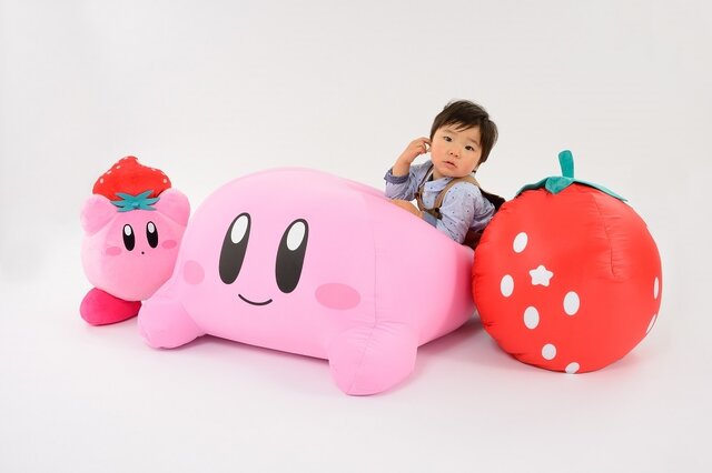 カービィ×いちご”の限定デザインがとってもキュート!70cmの特大ビーズ カービィ×いちご”の限定デザインがとってもキュート!70cmの特大ビーズ