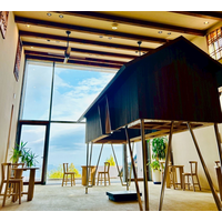 海を望む“小さな書架”が、旅の記憶をそっと刻む