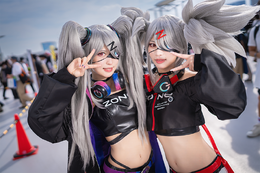 ぞん子「ZONeエナジー」ブース/モデル:猫田あしゅ・本田夕歩、撮影:乃木章